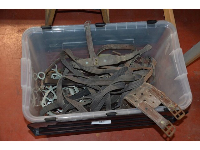 Pvc kist met paardengerief - afbeelding 1 van  6