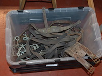 Pvc kist met paardengerief - afbeelding 1 van  6