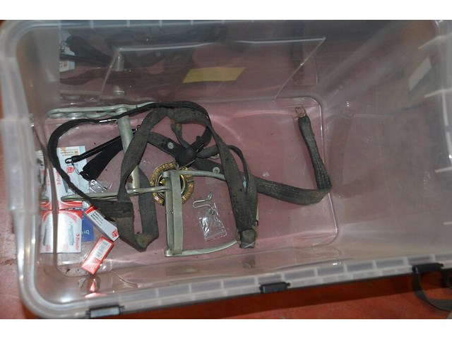 Pvc kist met paardengerief - afbeelding 6 van  6