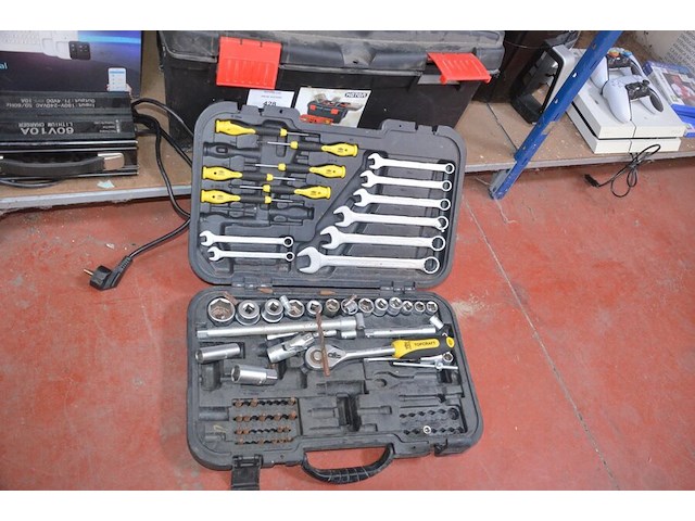 Pvc koffer gevuld met klein handgerief, schuurmachine stanley v20, alarm systeem sigmatek, lithium charger 60v10a - afbeelding 3 van  9