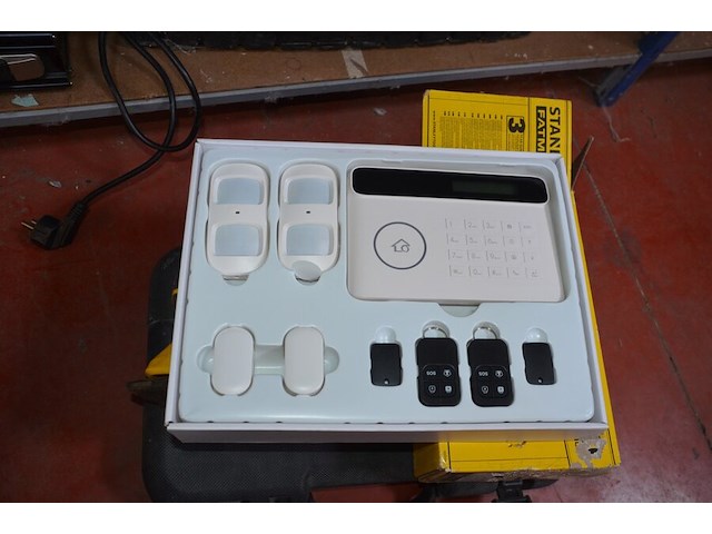 Pvc koffer gevuld met klein handgerief, schuurmachine stanley v20, alarm systeem sigmatek, lithium charger 60v10a - afbeelding 7 van  9