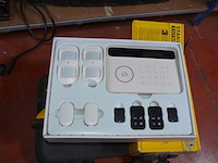 Pvc koffer gevuld met klein handgerief, schuurmachine stanley v20, alarm systeem sigmatek, lithium charger 60v10a - afbeelding 7 van  9