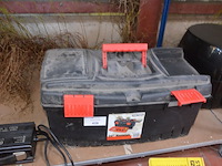 Pvc koffer gevuld met klein handgerief, schuurmachine stanley v20, alarm systeem sigmatek, lithium charger 60v10a - afbeelding 8 van  9