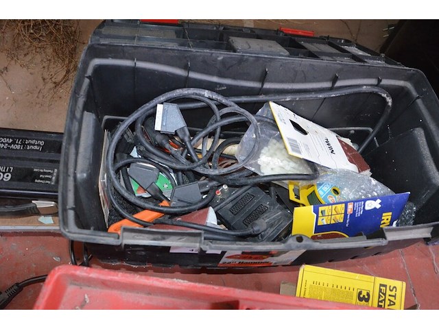 Pvc koffer gevuld met klein handgerief, schuurmachine stanley v20, alarm systeem sigmatek, lithium charger 60v10a - afbeelding 9 van  9