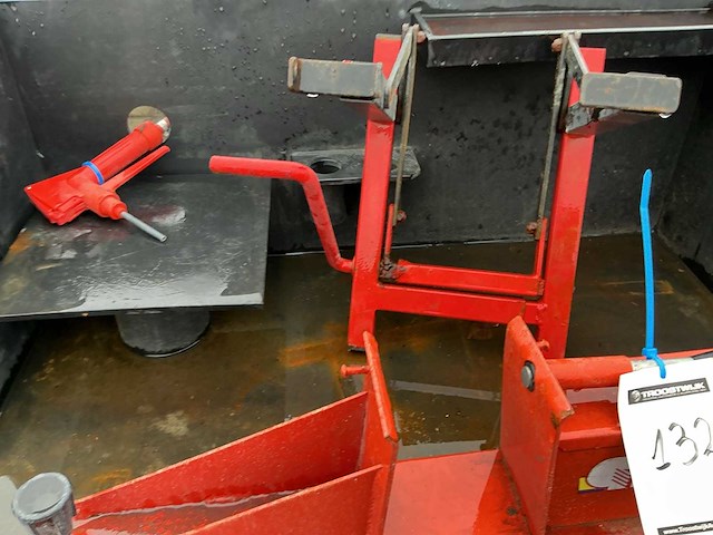 Pvc onderdelen reiniger werkbank + motor wielklem - afbeelding 2 van  2