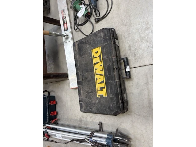 Pvc opbergkoffer dewalt inhoudende diverse multimeters en enig handgereedschap - afbeelding 1 van  6