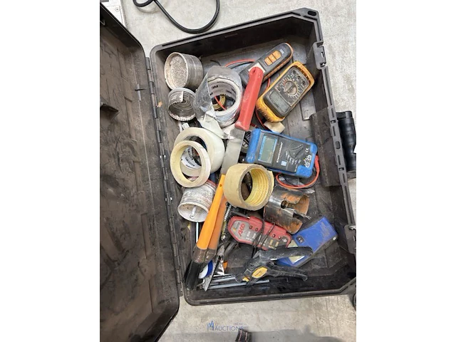 Pvc opbergkoffer dewalt inhoudende diverse multimeters en enig handgereedschap - afbeelding 2 van  6