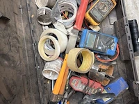 Pvc opbergkoffer dewalt inhoudende diverse multimeters en enig handgereedschap - afbeelding 2 van  6