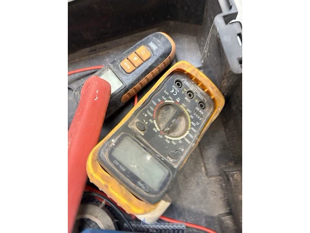 Pvc opbergkoffer dewalt inhoudende diverse multimeters en enig handgereedschap - afbeelding 3 van  6