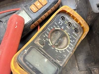 Pvc opbergkoffer dewalt inhoudende diverse multimeters en enig handgereedschap - afbeelding 3 van  6
