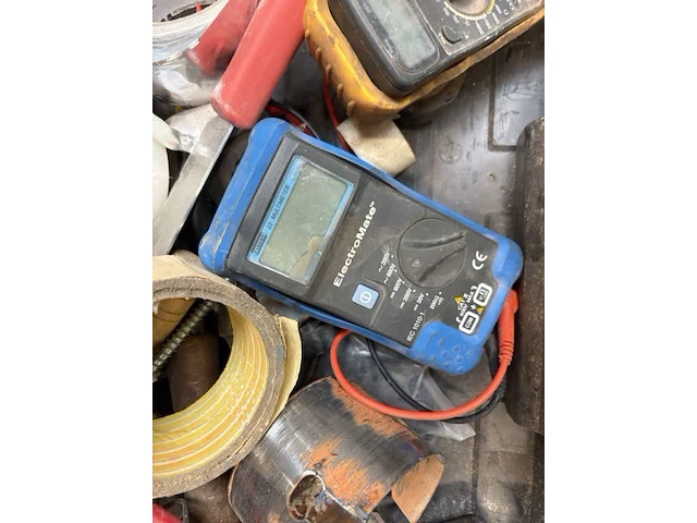 Pvc opbergkoffer dewalt inhoudende diverse multimeters en enig handgereedschap - afbeelding 4 van  6