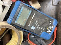 Pvc opbergkoffer dewalt inhoudende diverse multimeters en enig handgereedschap - afbeelding 4 van  6