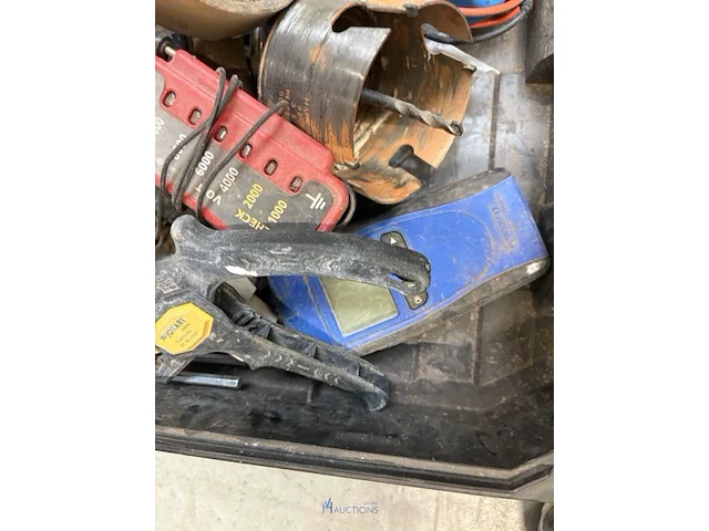 Pvc opbergkoffer dewalt inhoudende diverse multimeters en enig handgereedschap - afbeelding 5 van  6