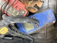 Pvc opbergkoffer dewalt inhoudende diverse multimeters en enig handgereedschap - afbeelding 5 van  6