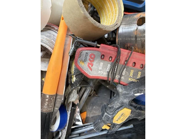 Pvc opbergkoffer dewalt inhoudende diverse multimeters en enig handgereedschap - afbeelding 6 van  6
