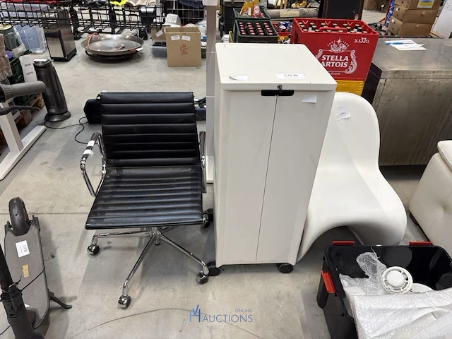 Pvc stoel - afbeelding 1 van  7
