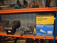 Pvc werkkoffer, boorhamer powerplus powx11831, slijpschijf metabo (defect), ophanging bonrath en mad, 2 led werflampen - afbeelding 1 van  12