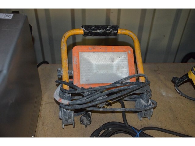 Pvc werkkoffer, boorhamer powerplus powx11831, slijpschijf metabo (defect), ophanging bonrath en mad, 2 led werflampen - afbeelding 5 van  12