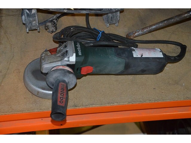 Pvc werkkoffer, boorhamer powerplus powx11831, slijpschijf metabo (defect), ophanging bonrath en mad, 2 led werflampen - afbeelding 11 van  12