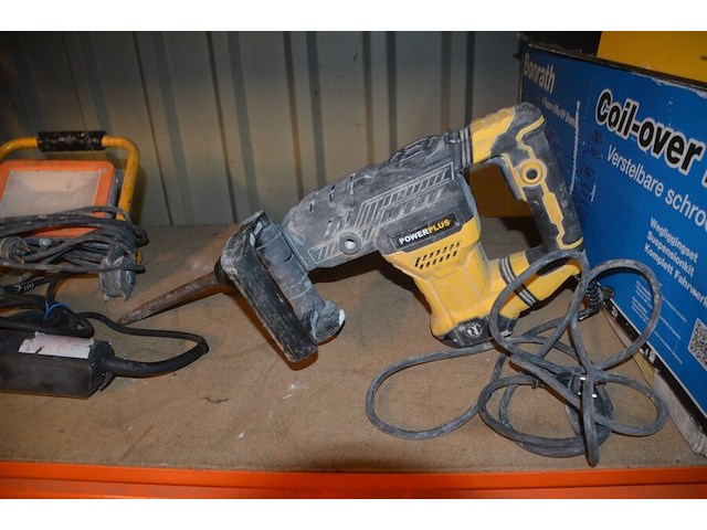 Pvc werkkoffer, boorhamer powerplus powx11831, slijpschijf metabo (defect), ophanging bonrath en mad, 2 led werflampen - afbeelding 12 van  12