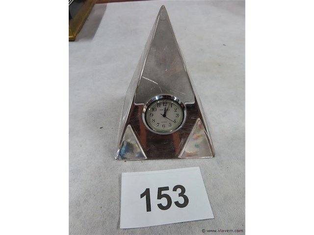 Pyramide met klok - afbeelding 1 van  3