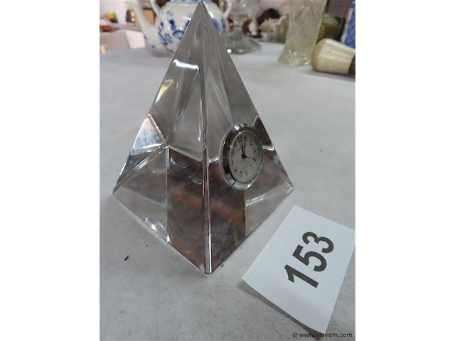 Pyramide met klok - afbeelding 3 van  3