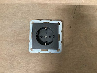 Q-link stopcontact met randaarde mat zwart (9x) - afbeelding 1 van  3