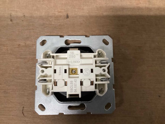Q-link stopcontact met randaarde mat zwart (9x) - afbeelding 3 van  3