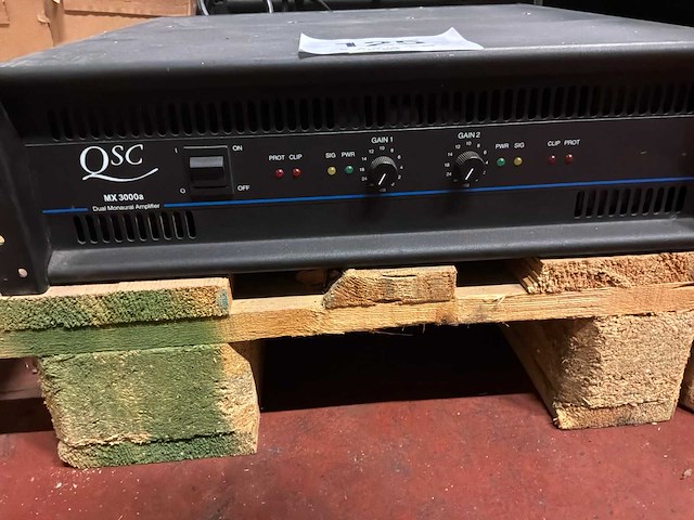 Qsc mx3000a versterker - afbeelding 1 van  4