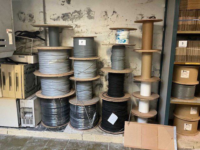 Quabbin bobijnen met diverse kabels (32x) - afbeelding 1 van  15