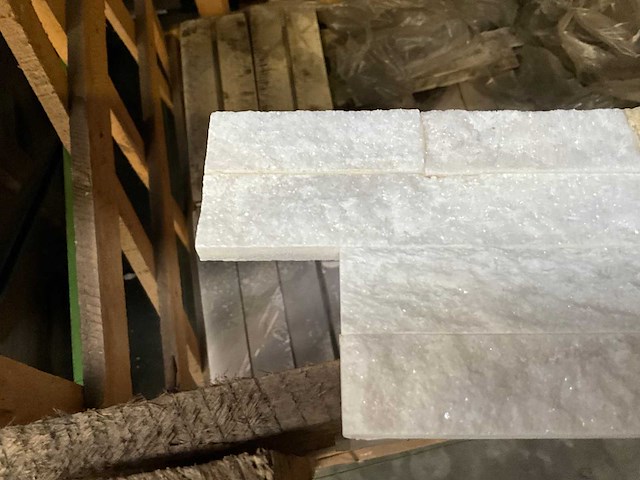 Quard white natuursteen muurstrips - afbeelding 2 van  3