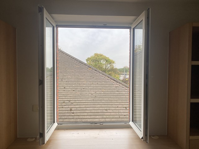 Raam dubbel opendraaiend pvc - dubbel glas + glasgordijn - afbeelding 1 van  3