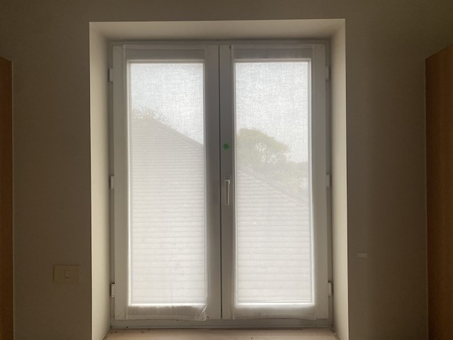 Raam dubbel opendraaiend pvc - dubbel glas + glasgordijn - afbeelding 2 van  3