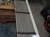 Raamdecoratie met houten lamellen b. 1,70 x h. 2,60 m - afbeelding 1 van  1