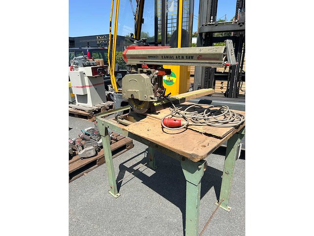 Radial arm sawing machine - afbeelding 1 van  2