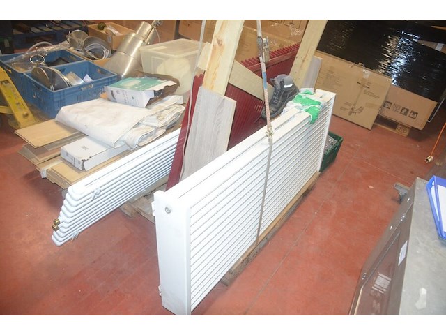 Radiator afm. 200x50, radiator afm. 120x80, radiator afm. 160x60, pvc bak met 12 spots, resten laminaat, dekzeil - afbeelding 2 van  12