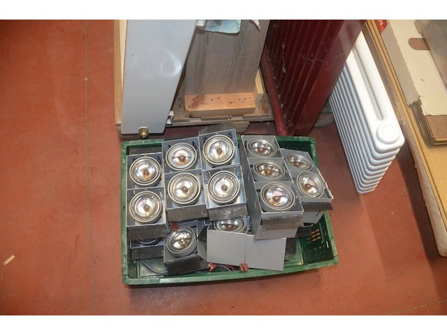 Radiator afm. 200x50, radiator afm. 120x80, radiator afm. 160x60, pvc bak met 12 spots, resten laminaat, dekzeil - afbeelding 3 van  12