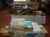 Radiator afm. 200x50, radiator afm. 120x80, radiator afm. 160x60, pvc bak met 12 spots, resten laminaat, dekzeil