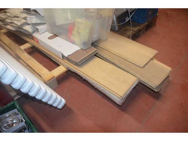 Radiator afm. 200x50, radiator afm. 120x80, radiator afm. 160x60, pvc bak met 12 spots, resten laminaat, dekzeil - afbeelding 5 van  12