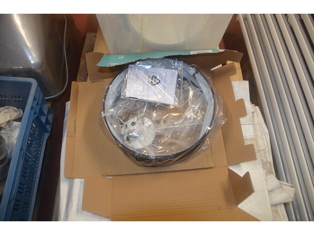 Radiator afm. 200x50, radiator afm. 120x80, radiator afm. 160x60, pvc bak met 12 spots, resten laminaat, dekzeil - afbeelding 6 van  12