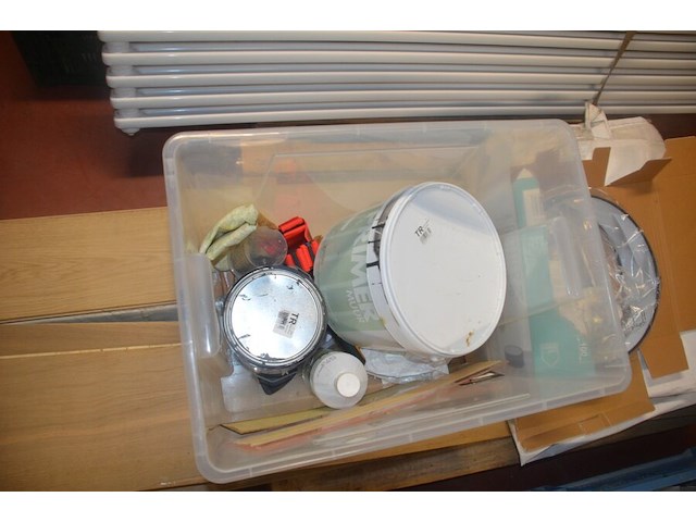 Radiator afm. 200x50, radiator afm. 120x80, radiator afm. 160x60, pvc bak met 12 spots, resten laminaat, dekzeil - afbeelding 7 van  12