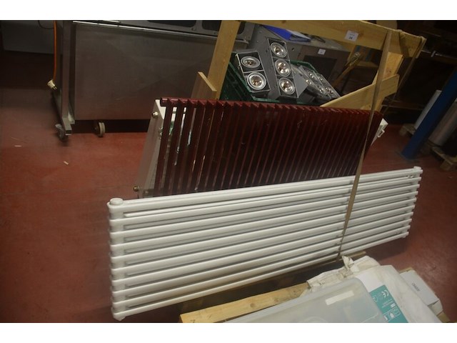 Radiator afm. 200x50, radiator afm. 120x80, radiator afm. 160x60, pvc bak met 12 spots, resten laminaat, dekzeil - afbeelding 8 van  12