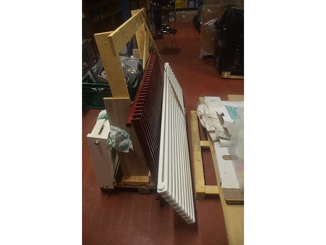 Radiator afm. 200x50, radiator afm. 120x80, radiator afm. 160x60, pvc bak met 12 spots, resten laminaat, dekzeil - afbeelding 9 van  12