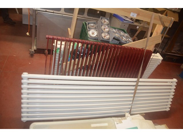 Radiator afm. 200x50, radiator afm. 120x80, radiator afm. 160x60, pvc bak met 12 spots, resten laminaat, dekzeil - afbeelding 10 van  12