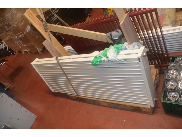 Radiator afm. 200x50, radiator afm. 120x80, radiator afm. 160x60, pvc bak met 12 spots, resten laminaat, dekzeil - afbeelding 12 van  12