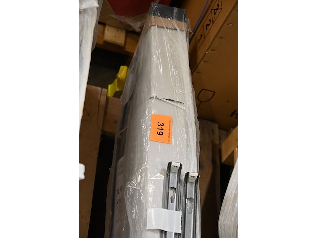 Radiator met ophangbeugels - afbeelding 1 van  2