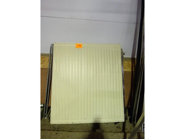 Radiator met ophanging b. 80 x h. 90 x d. 16 cm - afbeelding 1 van  1