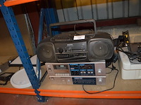 Radio , cassettespeler en receiver sanyo