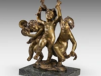 Raphaël charles peyre (1872-1949), a patinated bronze group of three music-making putti the bronze: 60 cm. (23.62 in.), with marble base: 65.5 cm. (25.78 in.) - afbeelding 2 van  8