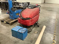 Rcm 682 zelfrijdende veegmachine